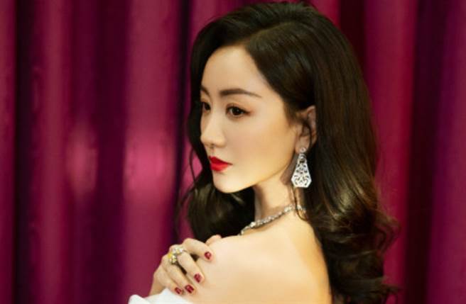 杨蓉白色低领裙修出S腰身 正面大方泄神秘沟线（图／摘自微博@BVLGARI宝格丽）