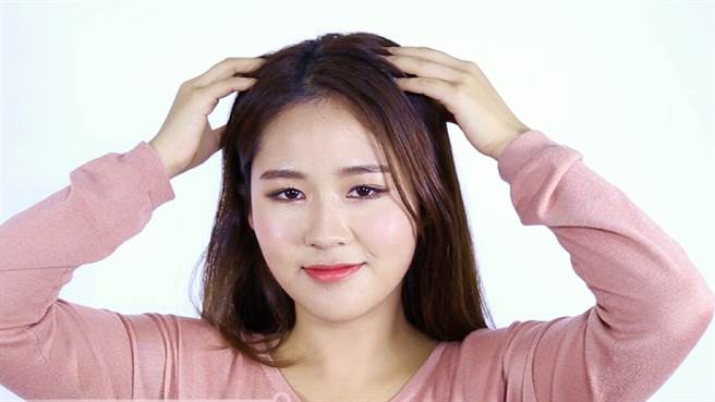 秋冬养髮，除了选出最适合自己的产品，搭配「钻石头皮按摩法」从头皮养护开始调理脆弱髮根，避免秋冬掉髮危机找上你！（图／品牌提供）