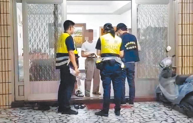 台南市警方前往安和路李家採证。（读者提供／洪荣志台南传真）