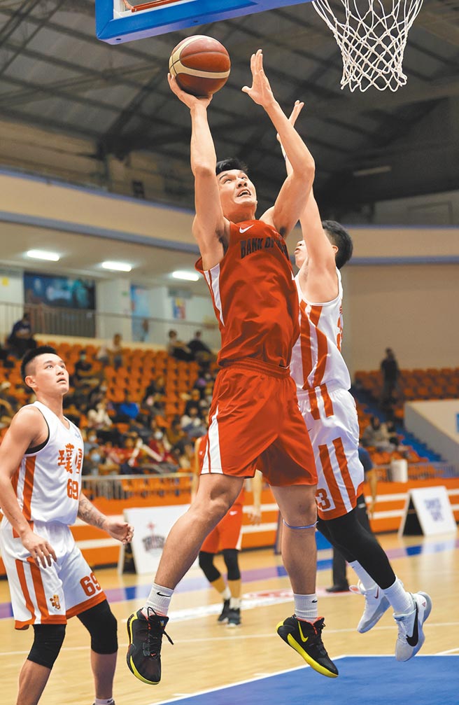 台银中锋谢宗融闪过对方防守，高高跳起准备把球投出。（中华篮协提供）