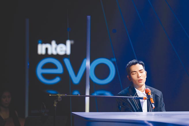 老萧昨晚举办线上音乐会，一连献上多首经典歌曲。（Tme live提供）