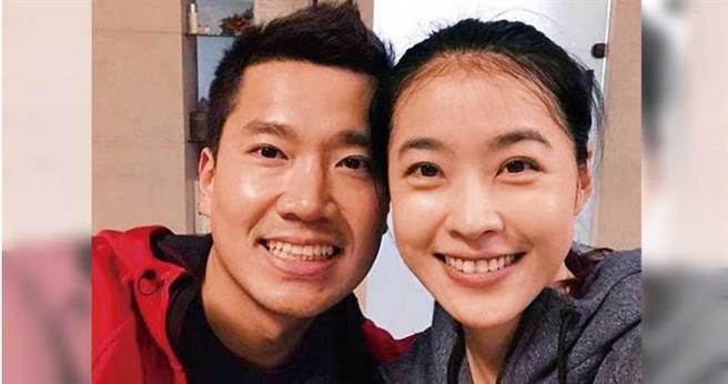 小娴、何守正2012年在美国登记结婚，婚姻维持5年多，在2018年正式签字离婚画下句点。（图／撷取自脸书）