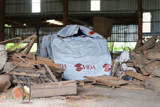 陆军战备周全台展开，花防部将甲车用广告帆布包裹偽装藏入民间工厂。(青年日报提供)