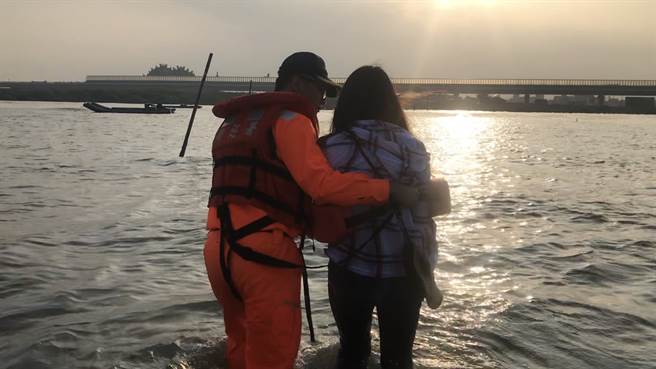 「相信我，我只要妳活着」，女缓缓走入海中海巡所长一句话唤回头。(戴志扬翻摄)