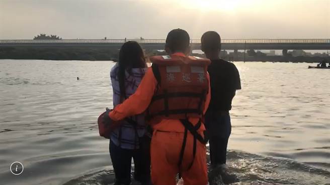 「相信我，我只要妳活着」，女缓缓走入海中被海巡所长一句话唤回头。(戴志扬翻摄)