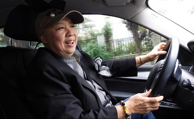 恒述法师驾百万名车嗨逛深坑老街。(照片/游定刚 拍摄)