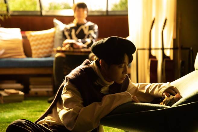 在〈一点点〉MV中，导演陈珊妮将吴青峰被偷窥的日常生活具像化。（环球音乐提供）