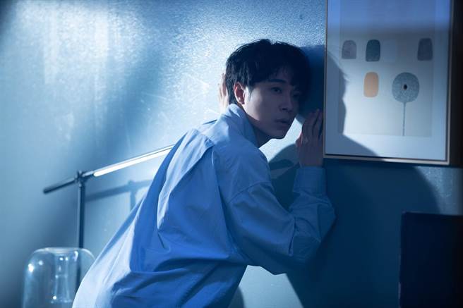 在〈一点点〉MV中，导演陈珊妮将吴青峰被偷窥的日常生活具像化。（环球音乐提供）