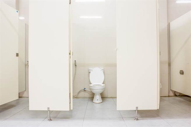 担心员工当薪水小偷？企业竟在厕所装「计时器」（示意图／达志影像）