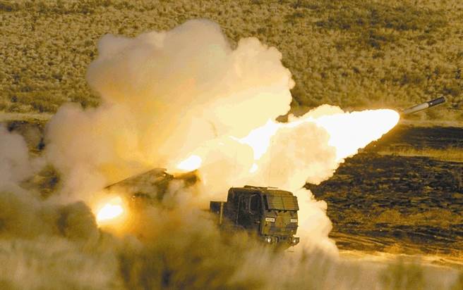 美国陆军高机动火箭炮系统（HIMARS）发射飞弹的资料照。（美国陆军）