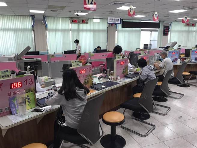 全台户政系统自6月更新后，4个月内出现5次异常，造成民怨。图为今年9月全台户役政系统当机后恢復正常，台南市民眾在柜台申请案件的情形。（台南市民政局提供／程炳璋台南传真）