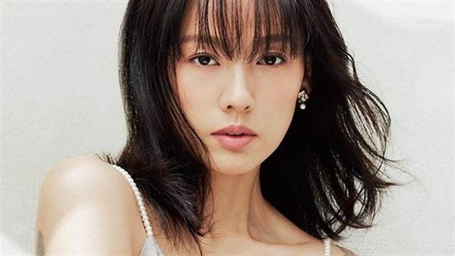 41歲女星李孝利「西外裡中空」辣曬零贅肉超狂曲線（圖／IG@dazedkorea）