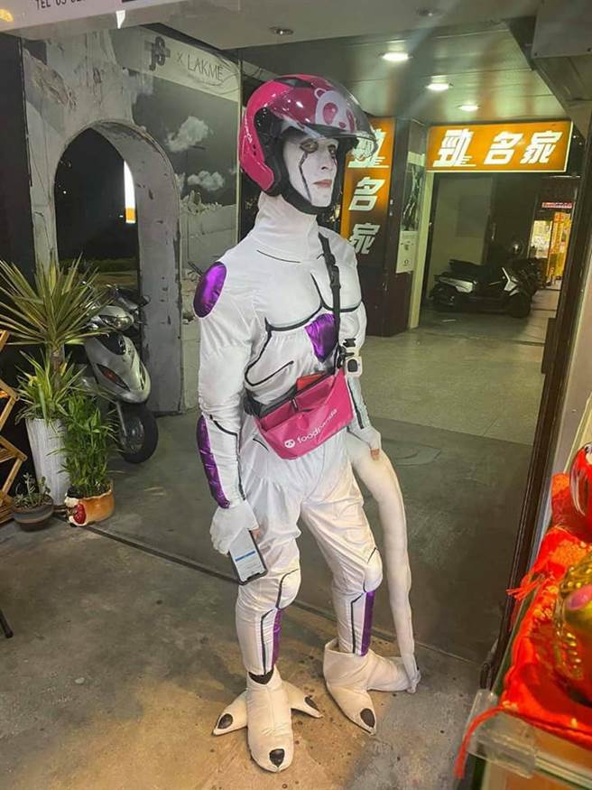 外送員的裝扮太引人側目，引發許多網友熱議。（圖／翻攝自大福雞排-勝利店）
