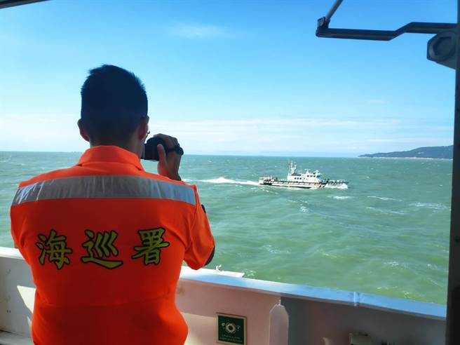 馬祖海域近來出現大量陸籍抽砂船越界盜採海沙，艦隊分署派出2000噸新北艦趕赴馬祖海域。（艦隊分署提供）