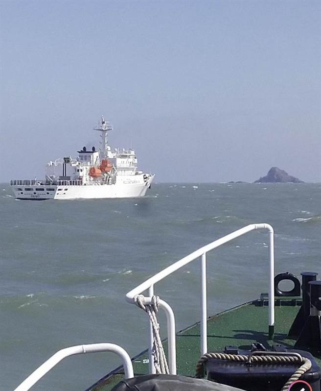 馬祖海域近來出現大量陸籍抽砂船越界盜採海沙，艦隊分署派出2000噸新北艦趕赴馬祖海域。（艦隊分署提供）