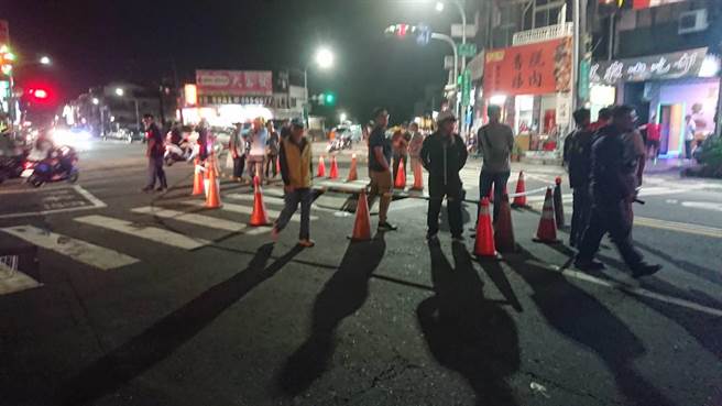 高雄市左营大路、海功路口27日晚间5时惊见天坑，所幸无人受伤，也无瓦斯外泄情况。（高市水利局提供／袁庭尧高雄传真）