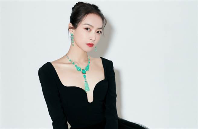 宋茜芭蕾裙V领下凹泄亮点 绝美体态宛如黑天鹅（图／摘自微博@卡地亚）