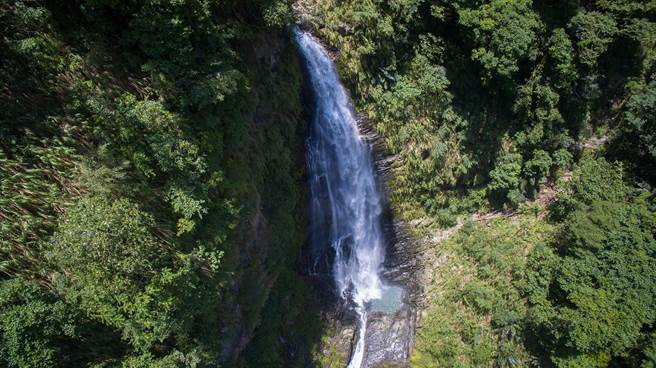 在地攝影師賴國華用空拍機拍下觀音瀑布壯麗的美景。（賴國華提供）