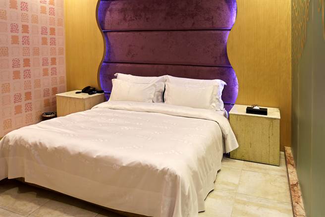 夫妻带2小孩住摩铁双人房，却抱怨「只有一床」，因换房价差谈不拢，怒给旅馆一星负评。此为示意图，非新闻当事旅馆。（达志影像/shutterstock)