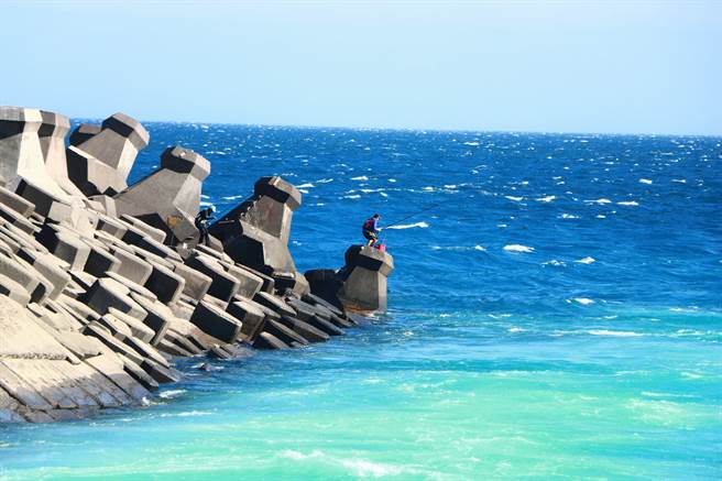 垦丁国家公园4年前虽开放10处岸钓垂钓点，但与钓客期待不符、钓鱼取缔争议不断。（谢佳潾摄）