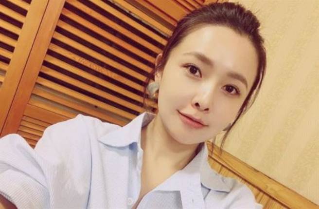 吴婉君衝野溪「晒开洞清凉照」下一秒骑鱷鱼引热议（图／IG@ cocco__wu）