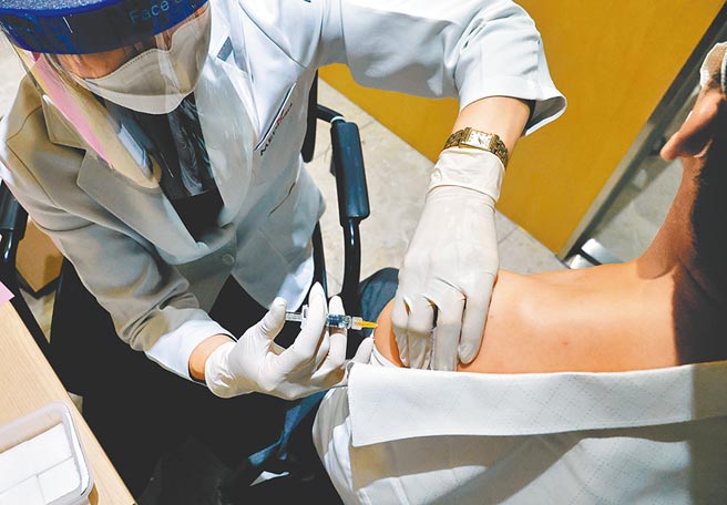 南韓發生59起流感疫苗死亡事件後，新加坡率先停打韓製疫苗與賽諾菲疫苗，疾管署副署長莊人祥表示，目前不會跟進。圖為南韓民眾施打疫苗。（路透）