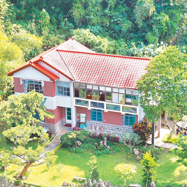 为纪念钱穆台北市文化局在2001年将素书楼改名为「钱穆故居」。文资委员昨决议将钱穆故居列为「纪念建筑」。（摘自钱穆故居脸书／游念育台北传真）