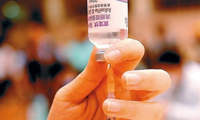 隨著韓國傳出多人施打疫苗後死亡，國內也有男子出現罕見急性神經炎、尚未脫離險境，不禁令人擔心，施打疫苗真的安全嗎？(康健雜誌提供)
