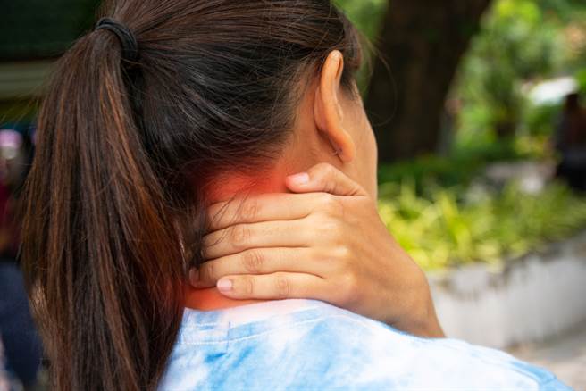 一位中年妇女近日感到头痛、发冷，噁心，整个脖子都僵硬，一开始还以为是落枕了，后来被诊断她的蛛网膜下腔出血了，经手术才保住一命。此为示意图。（达志影像/shutterstock)