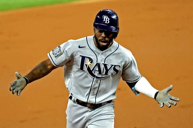 光芒菜鸟阿罗萨雷纳敲出季后赛第10轰，持续刷新纪录。（路透）