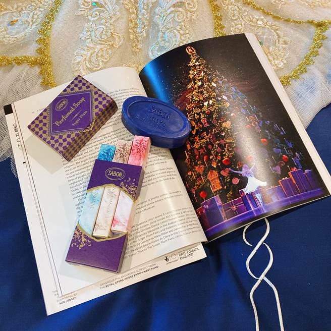 童话迷你宣言香水礼盒NT1,080、胡桃钳幻游香氛皂NT450。（图／邱映慈摄影）
