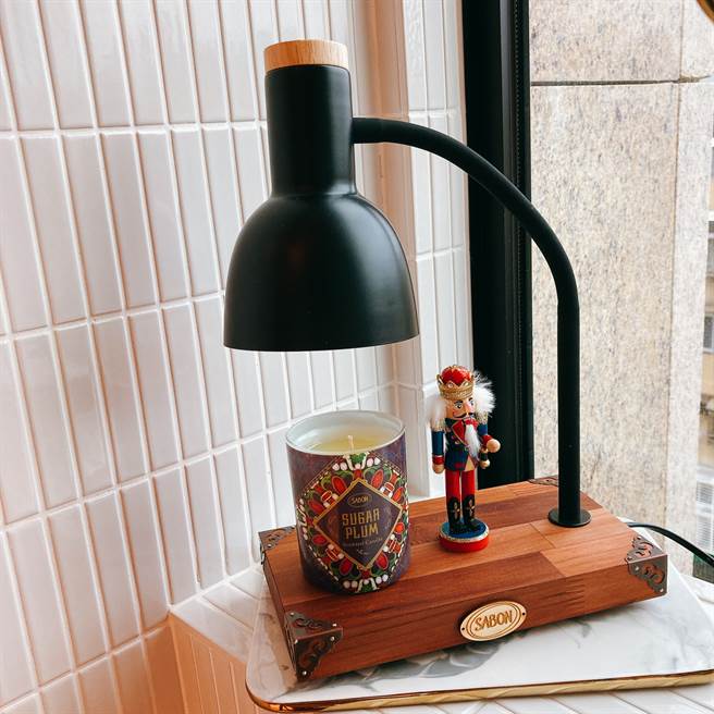 SABON与「木客‧微光」联手打造淡淡清香的原木灯座，温暖的微光伴着SABON冬日香气，在奇幻的2020留下美好句点。缴交NT3,800预约金，即可获得融蜡香氛灯，活动当日可全额抵消费。（图／邱映慈摄影）

