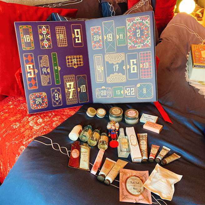 2020胡桃钳幻游倒数月历NT4,180，24格礼物、24天，陪你日日在惊喜中倒数过耶诞。胡桃钳幻游倒数月历以2020年最受欢迎的明星商品，以及最具人气的脸部新品包含「二合一脸部纯净磨砂膏15ml」、「復活草纯净死海泥面膜30ml」，温习SABON精彩的2020年。（图／邱映慈摄影）
