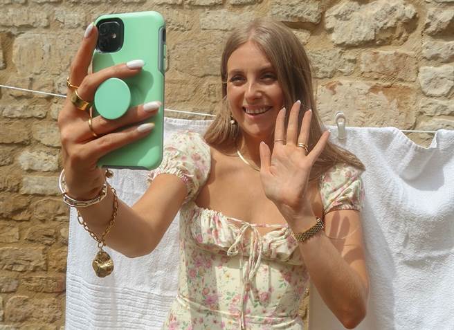 OtterBox Otter + Pop系列手机保护壳配备PopTop泡泡帽，方便自拍更可以作为手机支架追剧。（OtterBox提供／黄慧雯台北传真）