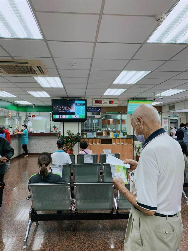 邮局办理业务，完善呈现台湾慢生活。（作者提供）