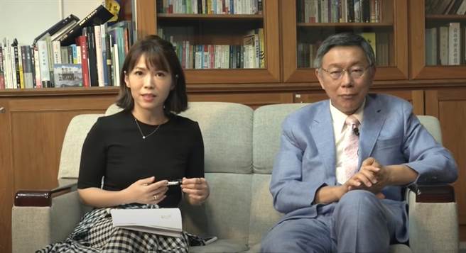 台北市长柯文哲（右）惊爆，民进党不只是要开放美国莱猪，而是要开放全球所有莱猪进口，谴责卫福部长陈时中、农委会主委陈吉仲存心欺骗，民进党狗屎作秀，图左为北市府发言人陈智菡。（摘自柯文哲脸书／张颖齐台北传真）