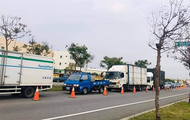 美港公路從台61線延伸國道3號公路，車流量大，近來又在開挖地下電纜，天天都塞爆。（議員賴清美提供／吳敏菁彰化傳真）