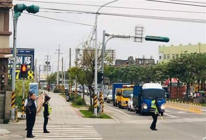 美港公路從台61線延伸國道3號公路，車流量大，近來又在開挖地下電纜，天天都塞爆。（議員賴清美提供／吳敏菁彰化傳真）