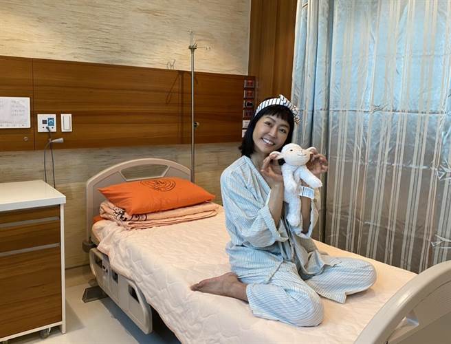 化疗期间，唐玲坦言超害怕打针，买了一支羊玩偶陪伴她。(照片/唐玲 提供)