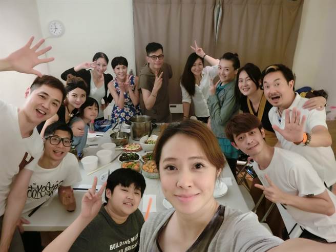 艺之星教会艺人朋友们，陪伴唐玲度过人生最低潮。(照片/唐玲 提供)