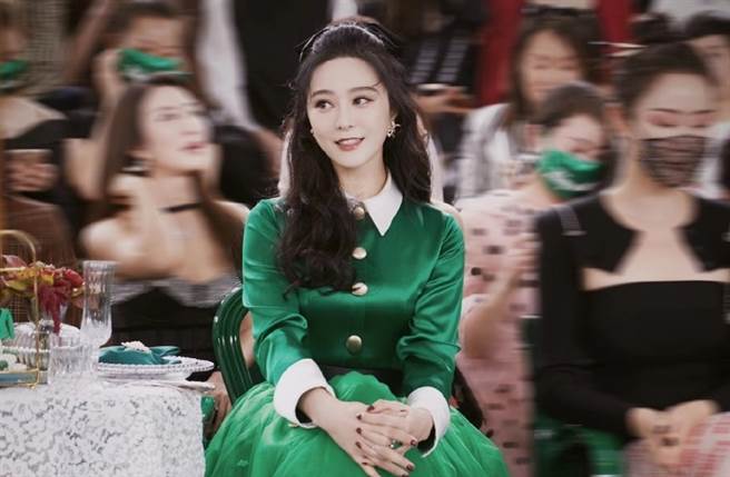 范冰冰今日出席时装周红毯，大走甜美少女风。(取自品牌微博)