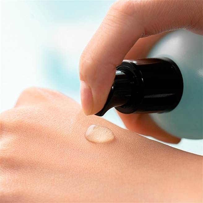 绝对深层补水精华液EX特别推荐于妆前使用。（图／品牌提供）