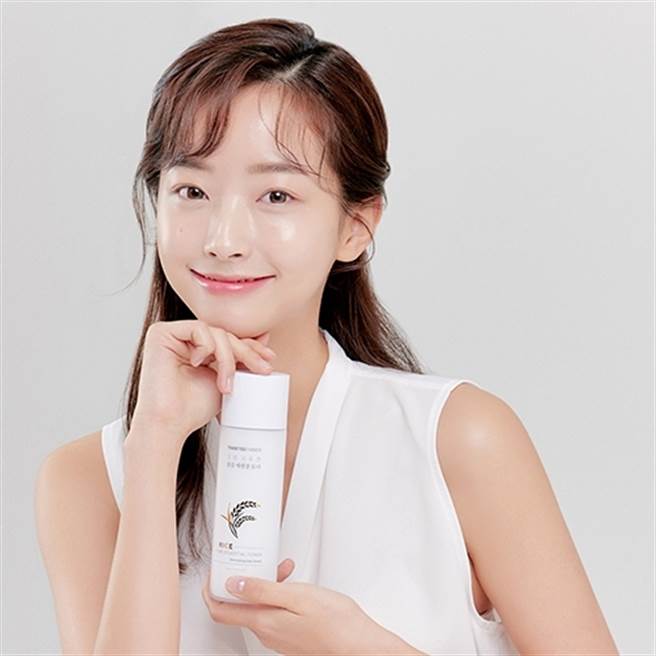 江华乔桐米透亮精华化妆水推荐搭配化妆棉使用。（图／品牌提供）