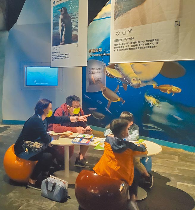 「企鹅不太乖也很好」限定活动吸引大批亲子前往参与，探究企鹅的成长故事。图／屏东海生馆提供
