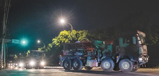 陆军26日起执行第四季「战备任务训练实兵演练」，21炮指部火箭营官兵深夜依令前往战术位置执行战力防护。（军闻社）