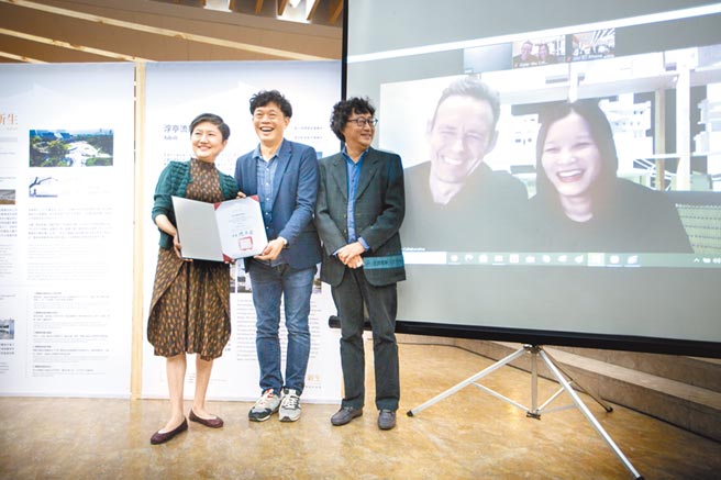 高雄市立美术馆全新外观改造计画由赖人硕建筑师事务所与洛杉矶设计公司Oyler Wu Collaborative联手操刀，明年将斥资1.95亿元，赋予高美馆全新亲民硬体设计及意象。（袁庭尧摄）