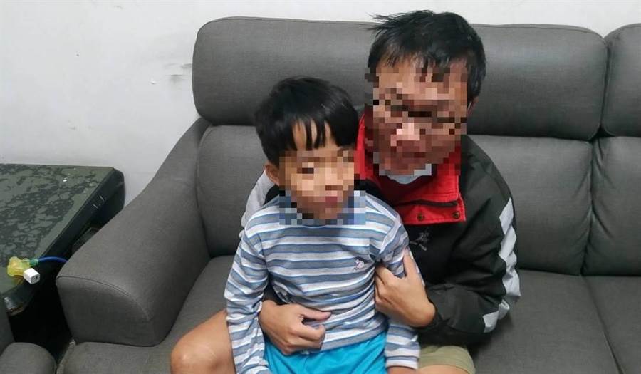 林姓5歲男童走失，竹南派出所員警協助找到父親領回。（竹南分局提供／謝明俊苗栗傳真）