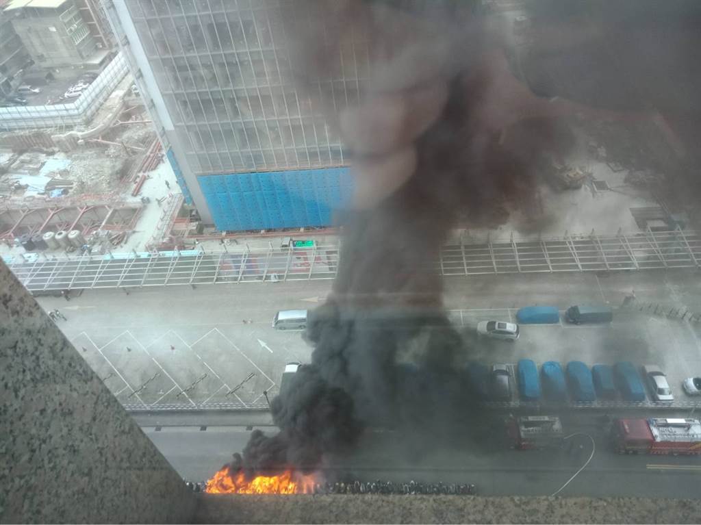 北市信義區今(29日)機車路邊竄起大火。（PTT《八卦版》/蘇育宣翻攝）