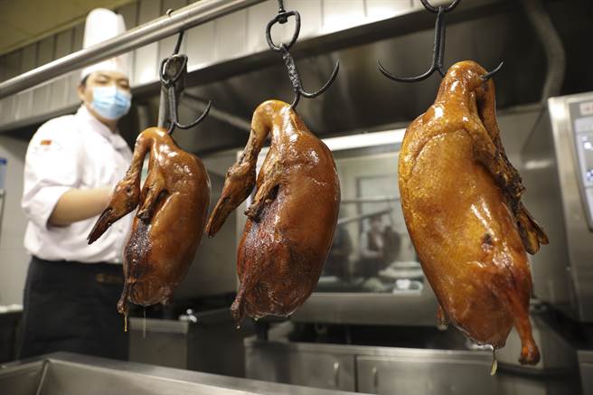 全聚德所使用的挂炉烤鸭技艺已有156年歷史，让北京烤鸭成为中华美食文化代表之一。（图／中新社）