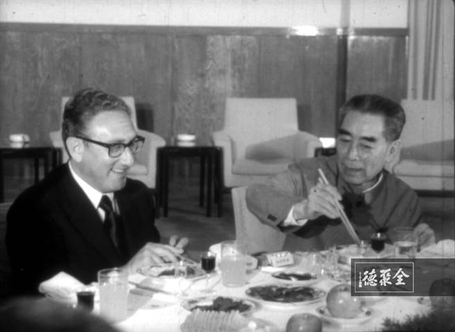 中共前总理周恩来喜爱北京烤鸭，经常向国外政要推荐。图为周恩来(右）与前美国国务卿季辛吉在全聚德享用北京烤鸭。（图／全聚德官网）